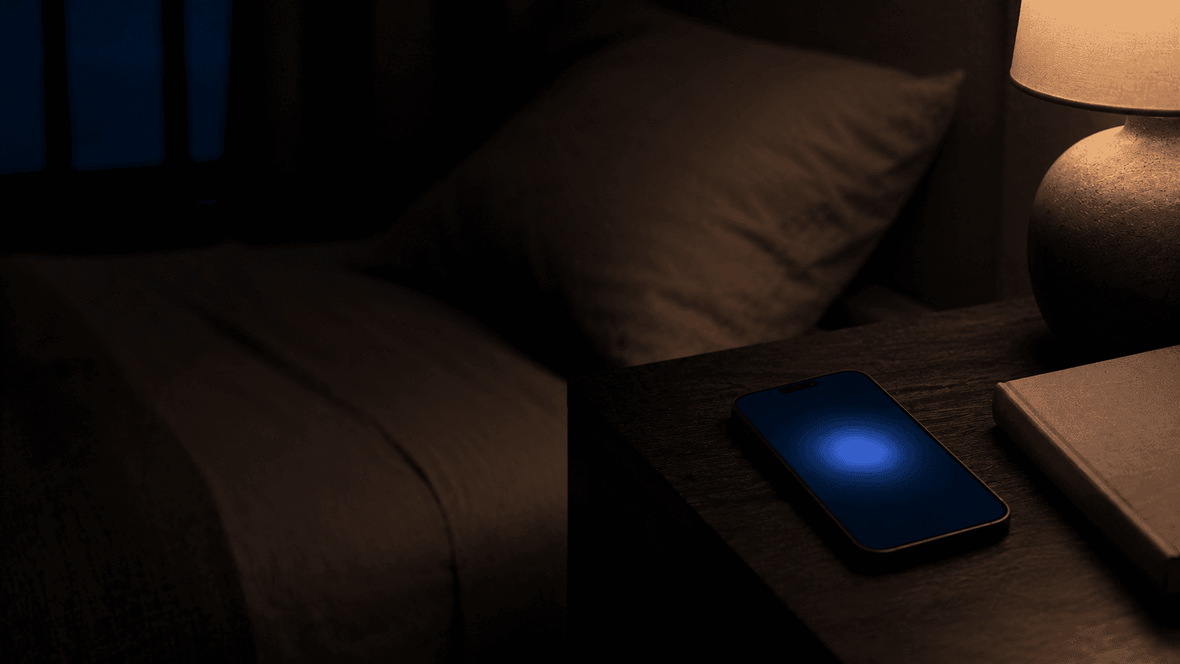 Chambre la nuit, iPhone sur table de chevet affichant l'app Arnasea en 4-7-8, blob bleu nuit, lampe chaude.