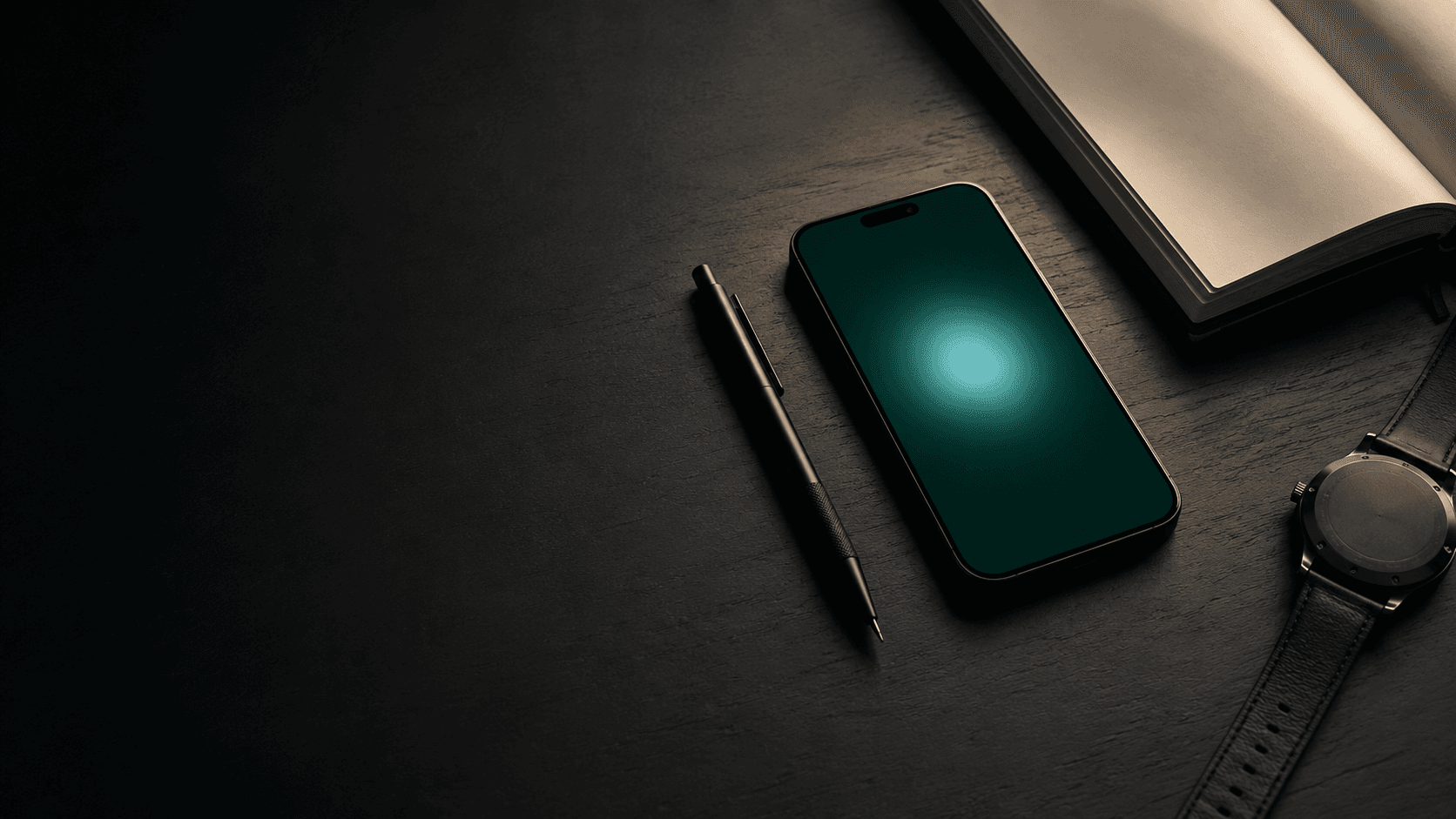 Ambiance focus, iPhone affichant l'app Arnasea en box breathing, tracé carré bleu-vert, bureau épuré avant action.